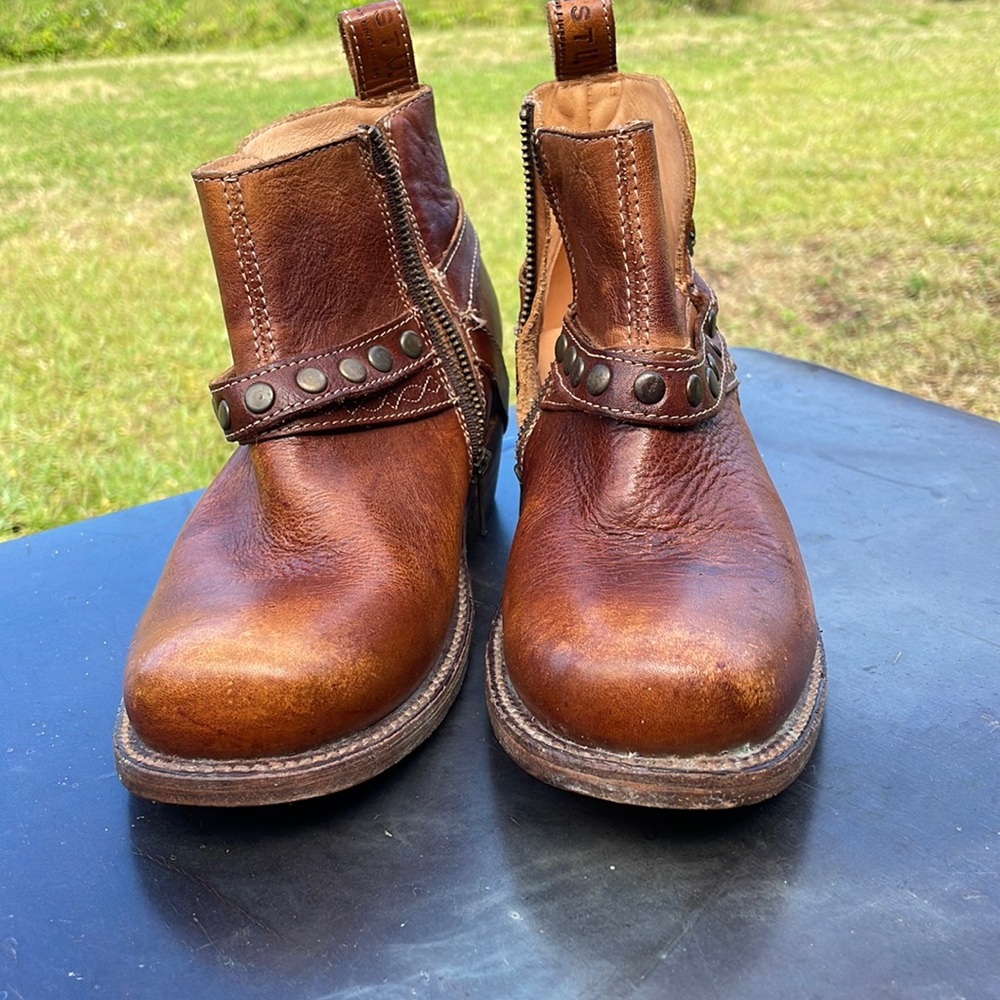 Boots by Bed-Stu